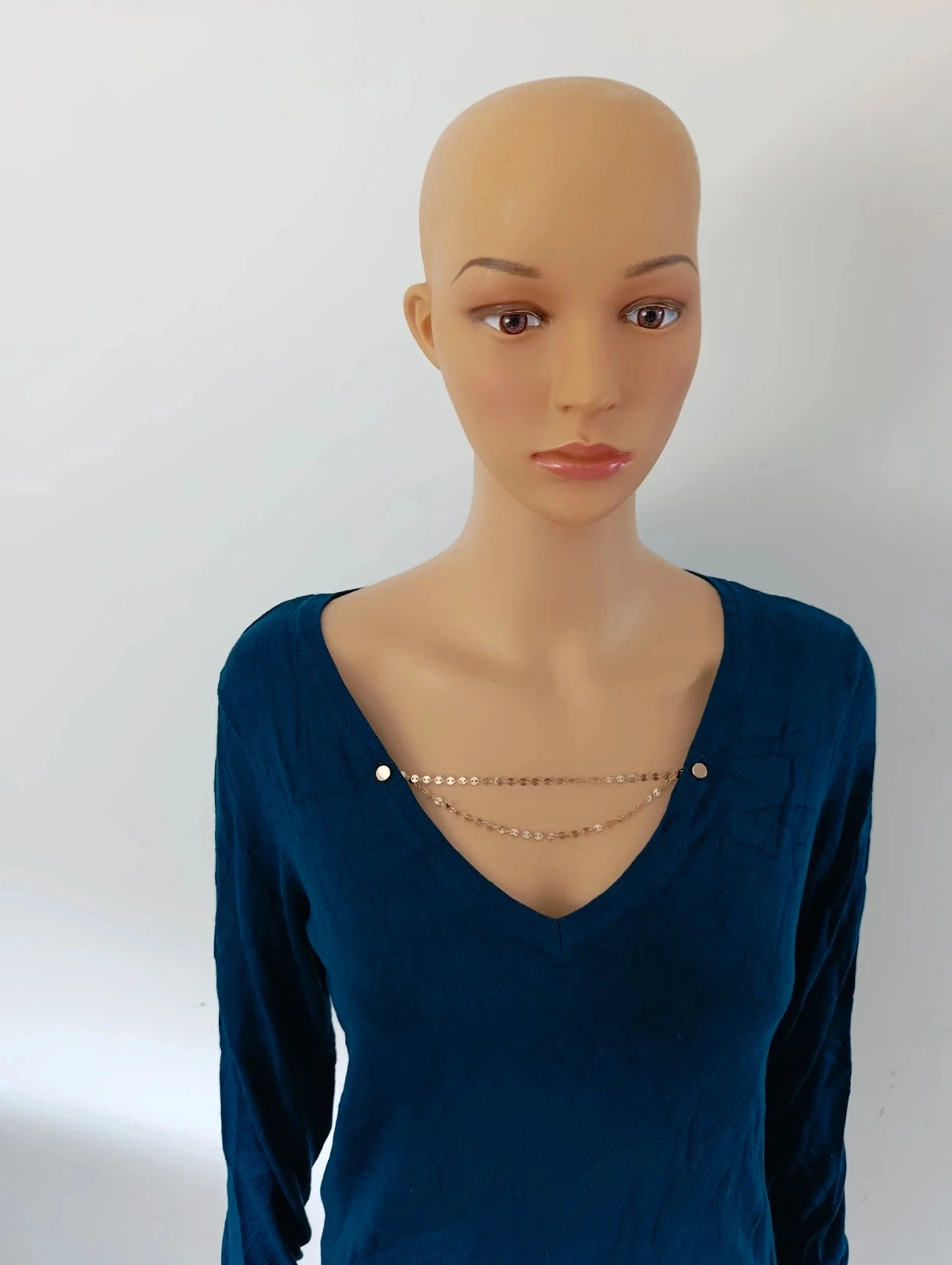 Jersey fino Cache Cache azul petróleo con cuello en V con cadena decorativa T. S/M – photo 3